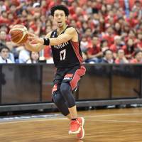 Osaka\'s Hiroyuki Kinoshita, seen in a file photo from earlier this season, helped his team earn a bounce-back win over host Shibuya on Sunday. Kinoshita finished with seven points and a game-high five assists as the Evessa defeated the Sunrockers 78-61. | B. LEAGUE