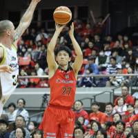 Chiba Jets sharpshooter Kosuke Ishii, seen in a file photo from earlier this month in a game against the Sunrockers Shibuya, canned seven 3-pointers in a 90-65 win over the Toyama Grouses on Sunday at Funabashi Arena. | KAZ NAGATSUKA