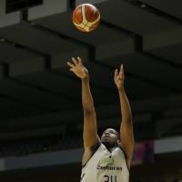 Golden Kings center Lamont Hamilton takes a third-quarter shot against the Levanga on Saturday in Sapporo. Ryukyu defeated Hokkaido 76-74. | B. LEAGUE