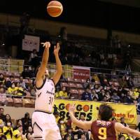 Ryukyu\'s Shuhei Kitagawa shoots a jumper over Sendai\'s Takayuki Kumagai on Friday. The Golden Kings defeated the host 89ers 104-83, snapping a four-game losing streak. | B. LEAGUE