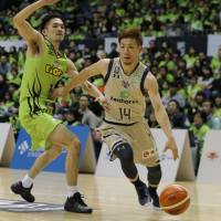 The Golden Kings\' Ryuichi Kishimoto drives on Levanga\'s Zen Maki in Saturday\'s game. | B. LEAGUE