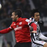 Eintracht Frankfurt\'s Makoto Hasebe (right) competes with Timothy Chandler of Mainz during their Bundesliga game on Tuesday. | REUTERS