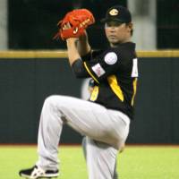 Daisuke Matsuzaka pitches for Gigantes de Carolina on Tuesday in Puerto Rico. | KYODO