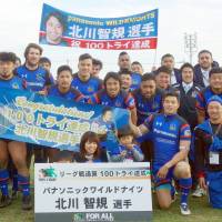 Panasonic Wild Knights players congratulate Tomoki Kitagawa (center) after Sunday\'s Top League win over Kubota Spears in Ota, Gunma Prefecture. | XXXXX PHOTO