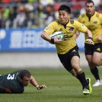 Suntory Sungoliath\'s Kosei Ono scores a try during Saturday\'s match against the Toyota Verblitz. Suntory won 37-24. | KYODO