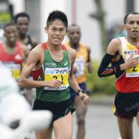Yuki Kawauchi (left) competes at the Fukuoka International Marathon on Sunday. | KYODO
