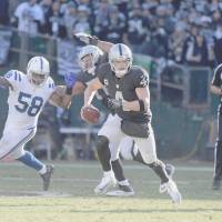The Raiders’ Derek Carr scrambles during Oakland’s win over Indianapolis on Saturday. Raiders beat Colts, lose Carr to injury