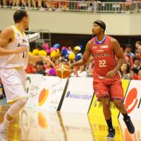 Kumamoto Volters power forward Reggie Warren, a high-profile star in the now-disbanded bj-league for years, is averaging 12.0 points and 8.2 rebounds a game. | B. LEAGUE