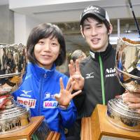 Women\'s national champion Miho Takagi and men\'s winner Shane Williamson hold their trophies after the national championships on Wednesday in Obihiro, Hokkaido. | KYODO
