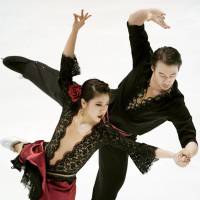 Partners Kana Muramoto and Chris Reed perform during the ice dance event\'s free program at the national championships on Friday in Kadoma, Osaka Prefecture. They defended their title. | KYODO