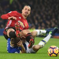 Manchester United\'s Zlatan Ibrahimovic tangles with Everton\'s Seamus Coleman during their 1-1 draw on Sunday. | AFP-JIJI