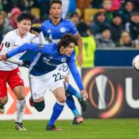 Schalke\'s Atsuto Uchida (22) is seen in action on Thursday in a Europa League match against RB Salzburg. Salzburg won 2-0. | KYODO