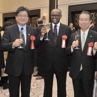 Kenya\'s Ambassador Solomon Karanja Maina (center) prepares for a toast with, from left, the Ministry of Foreign Affairs Director-General for African Affairs Department Norio Maruyama; Deputy Chief Cabinet Secretary Koichi Hagiuda; Mizuho Bank Ltd. President and CEO Nobuhide Hayashi; and Chairman of the Japan-AU Parliamentary Friendship Association Ichiro Aisawa during a reception to celebrate the 53rd anniversary of Kenya\'s independence at the Tokyo Marriott Hotel on Dec. 12. | YOSHIAKI MIURA