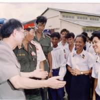 Yasushi Akashi, left, speaks with disarmed soldiers in Cambodia in 1992. | YASUSHI AKASHI OFFICE