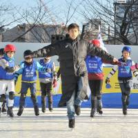 Professional figure skater Nobunari Oda coaches children at Mitsui Fudosan Ice Rink during a special event Thursday at Tokyo Midtown in the Roppongi district. | YOSHIAKI MIURA