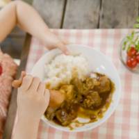 A Japan-India team spent about two years studying water temperature, water flow and washing times suitable for removing curry and other stains. | ISTOCK