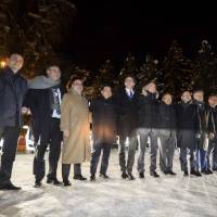Members of a new hydrogen council, including Toyota Chairman Takeshi Uchiyamada (seventh from left), pose for a picture on the sidelines of the World Economic Forum in Davos on Tuesday. | AFP-JIJI