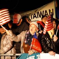 A woman waves a U.S. flag while waiting for Taiwan President Tsai Ing-wen\'s arrival during a stopover after her visit to Latin America, in Burlingame, California, on Friday. | REUTERS