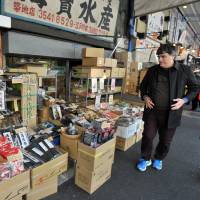 A tourist browses a dry foods store in Tsukiji, Tokyo. | YOSHIAKI MIURA