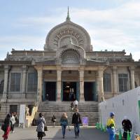 Tsukiji Honganji Temple, a Buddhist temple in Tsukiji built most recently in 1934, features a unique stone exterior combining Buddhist, Hindu and Islamic architecture. | YOSHIAKI MIURA
