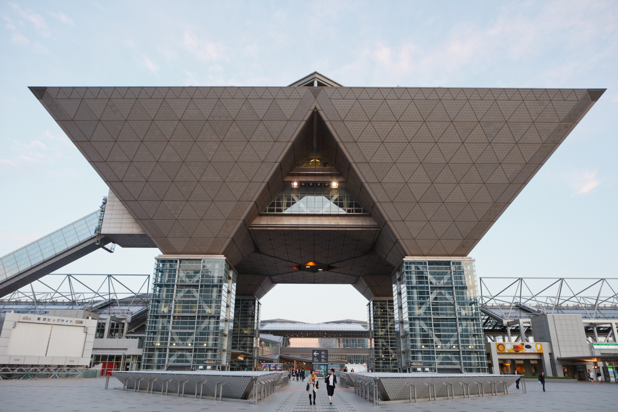 Small and midsize companies say the closure of Tokyo Big Sight, the nation's biggest convention center, before and after the Tokyo Olympic Games in 2020 will damage their business. | ISTOCK