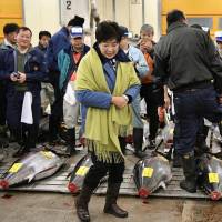 Tokyo Gov. Yuriko Koike inspects the Tsukiji fish market in Tokyo Thursday morning, the first such visit since deciding to postpone its relocation to the Toyosu area. | KYODO