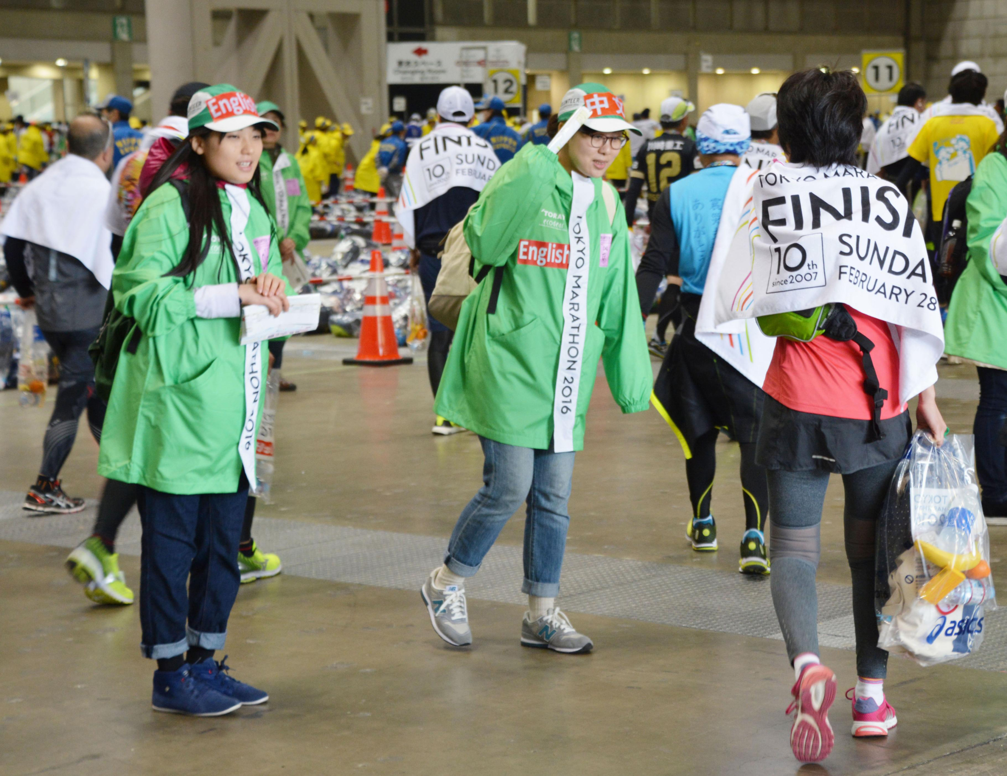 Volunteers offer linguistic support for foreigners who participated in the Tokyo Marathon in February 2016. Japan is struggling to overcome language and cultural barriers as Tokyo gears up for the 2020 Olympics and Paralympics. | KYODO