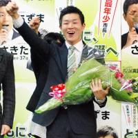 Shuhei Azuma thanks his supporters Sunday night after he was elected mayor of Shijonawate, Osaka Prefecture. | KYODO