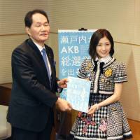 Mayu Watanabe (right), a member of Japan\'s popular all-girl idol group AKB48, is seen with Kagawa Gov. Keizo Hamada at the prefectural government offices in Takamatsu on Monday. The group plans to launch a sister group &#8212; STU48 &#8212; in the Inland Sea region of western Japan. | KYODO