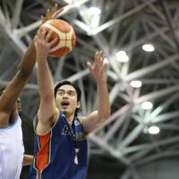 B-Corsairs guard Alexis Minatoya attempts a layup against the Lakestars during Saturday night\'s game at Yokohama International Swimming Pool. Yokohama defeated Shiga 74-72 in the B. League series opener. | B. LEAGUE