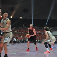Alvark Tokyo forward Zack Baranski, seen in a file photo from September, scored 13 points against the Niigata Albirex BB on Monday at Yoyogi National Gymnasium No. 2. The Alvark won 82-76 to complete a series sweep. | YOSHIAKI MIURA