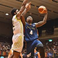 B-Corsairs forward Jeff Parmer (right), seen in a file photo from earlier this season in a game against the Sunrockers, sparked his team with 16 points, six rebounds and six assists on Tuesday. Yokohama defeated the visiting Kyoto Hannaryz 74-64. | B. LEAGUE