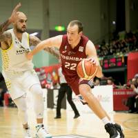 Brave Thunders star Nick Fazekas drives past the Sunrockers\' Robert Sacre in the fourth quarter of Wednesday\'s game in Yokosuka, Kanagawa Prefecture. Kawasaki defeated Shibuya 69-66. | B. LEAGUE