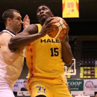 Kyoto\'s Kevin Kotzur defends Sendai\'s Tshilidzi Nephawe during the first quarter on Friday in Sendai. The Hannaryz beat Sendai 63-58. | B. LEAGUE