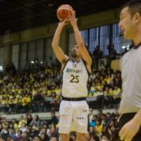 Brex forward Takatoshi Furukawa takes a jump shot during Sunday\'s game against the host Sunrockers. Tochigi outlasted Shibuya 82-78 in double overtime. | B. LEAGUE