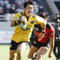 Takaaki Nakazuru scores one of his three tries during Suntory Sungoliath\'s 48-0 dismantling of the Toshiba Brave Lupus in the Top League on Saturday. | KYODO