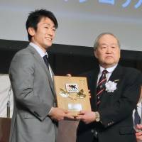 Suntory\'s Takaaki Nakazura collects his Top League MVP award on Sunday. | KYODO