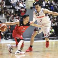 Jets guard Yuki Togashi dribbles while being defended by the Brave Thunders’ Ryusei Shinoyama on Monday. Jets blast Brave Thunders to capture All-Japan crown