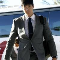 A fever kept Shohei Otani from doing much with the Fighters on Sunday in Peoria, Arizona. | KYODO
