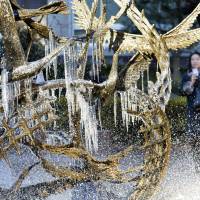 Icicles form on a fountain at Hibiya Park in Chiyoda Ward, Tokyo, on Monday amid a cold snap. The mercury fell to as low as minus 2 degrees in central Tokyo in the morning, the lowest yet this season. | KYODO