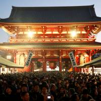 A big crowed waits to offer New Year\'s prayers at Sensoji Temple in Tokyo\'s Asakusa district on Sunday. The temple is one of the capital\'s major sightseeing spots for foreign tourists. | REUTERS