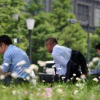 Japan\'s wages rose 0.5 percent in 2016 from the previous year. | BLOOMBERG