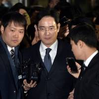 Lee Jae-yong leaves the Seoul Central District Court on Thursday following a hearing on issuing an arrest warrant as part of a probe into corruption and influence-peddling that led to President Park Geun-hye being impeached. | AFP-JIJI