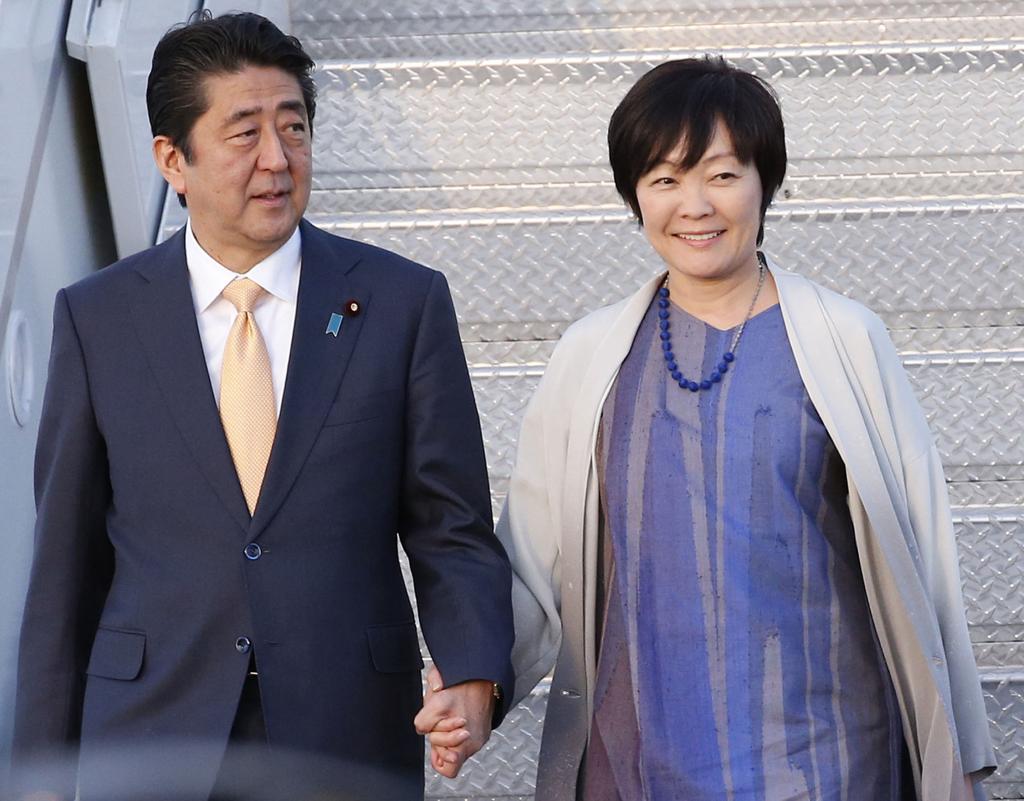 Prime Minister Shinzo Abe and his wife, Akie, exit Air Force One after arriving in Florida with U.S. President Donald Trump on Feb. 10. | AP
