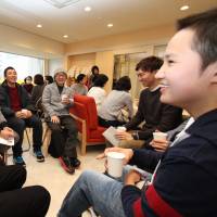 Cancer patient Kodai Nakamura (right) discusses his disease with participants at an exchange event on Feb. 11 in Nagoya. Nagoya junior high trio hold cancer event to share concerns