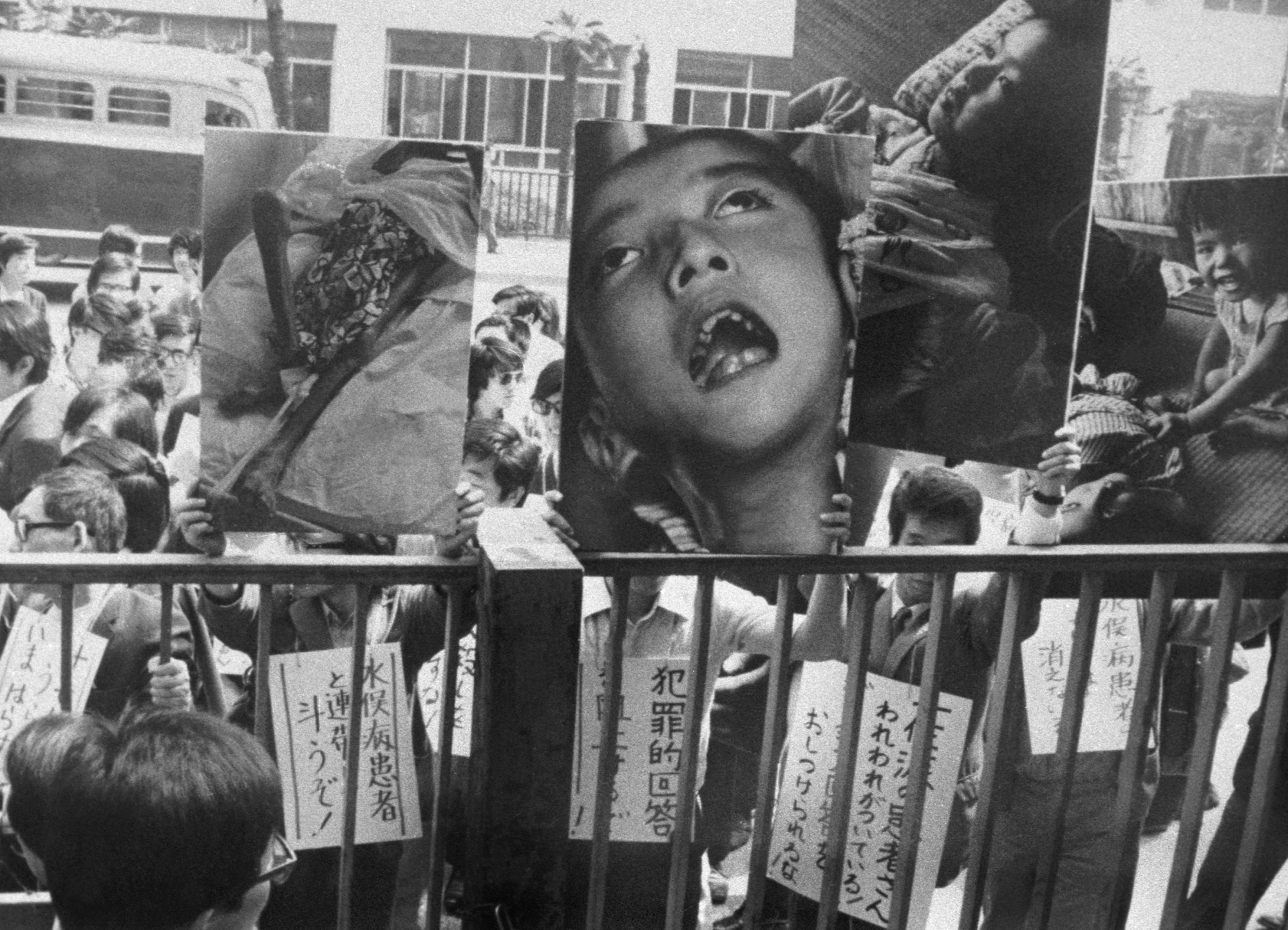 Niigata Minamata disease victims protest in front of the health ministry building in Tokyo in May 1970. | KYODO
