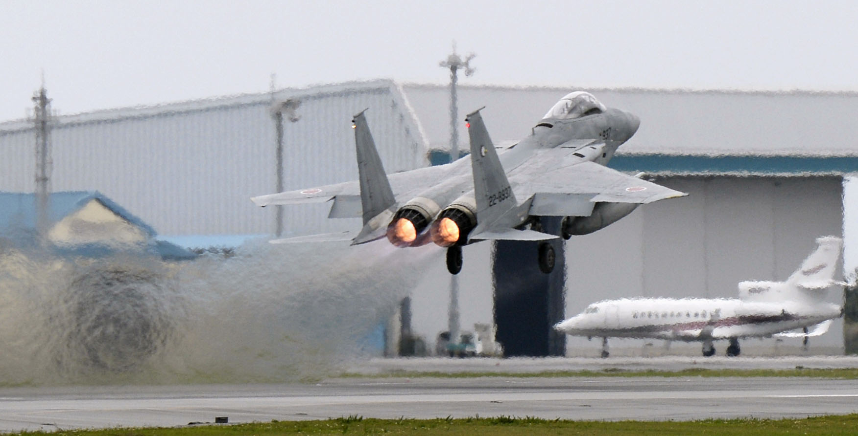 An F-15 fighter is scrambled from the Air Self-Defense Force's Naha base in Okinawa in April 2015. | KYODO