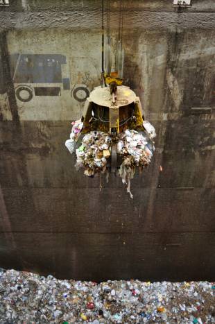 A load of rubbish: Trash is lifted from a bunker at the Shinagawa Incineration Plant. | TIM HORNYAK