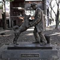The University of Tokyo has a statue of Hachiko reuniting with professor Hidesaburo Ueno. | MANAMI OKAZAKI
