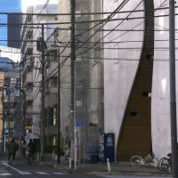 Mixing function and form: A typical street scene in Sendagaya, Tokyo. | KIT NAGAMURA